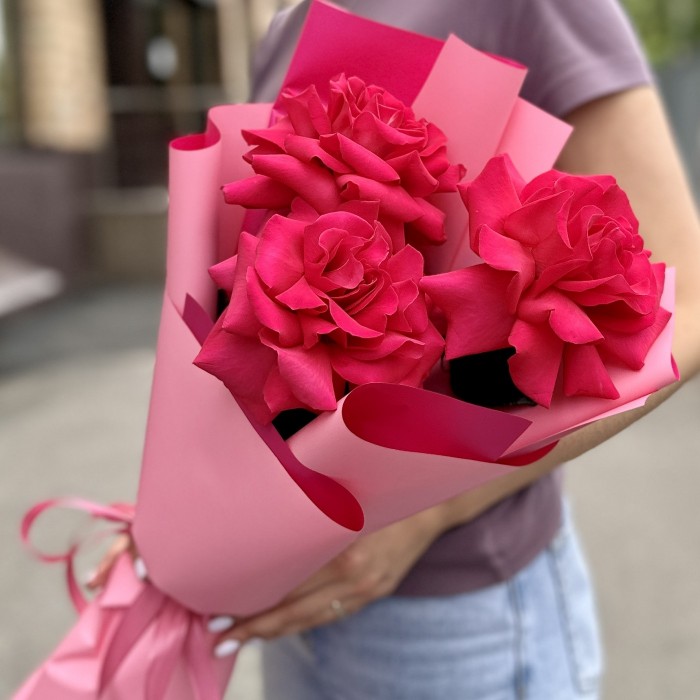 Букет из 3 пышных роз Пинк Флойд