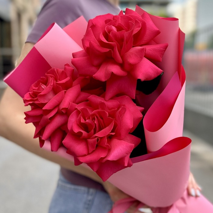 Букет из 3 пышных роз Пинк Флойд