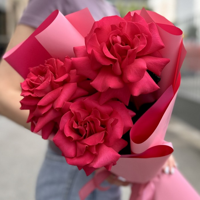 Букет из 3 пышных роз Пинк Флойд