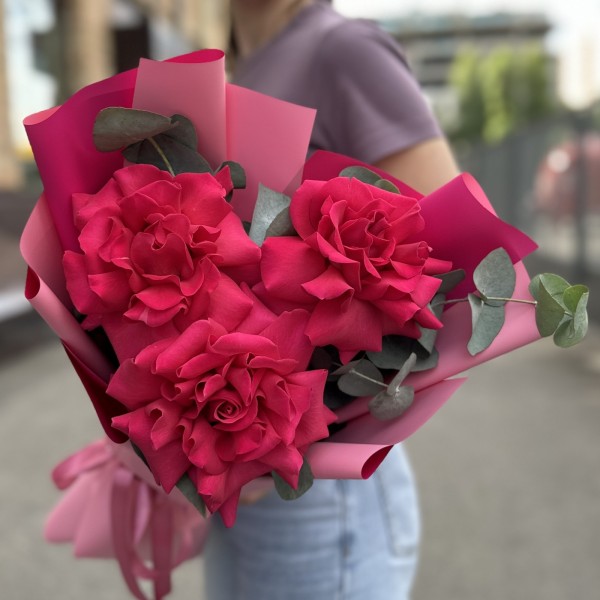 Букет из 3 пышных роз Пинк Флойд с эвкалиптом