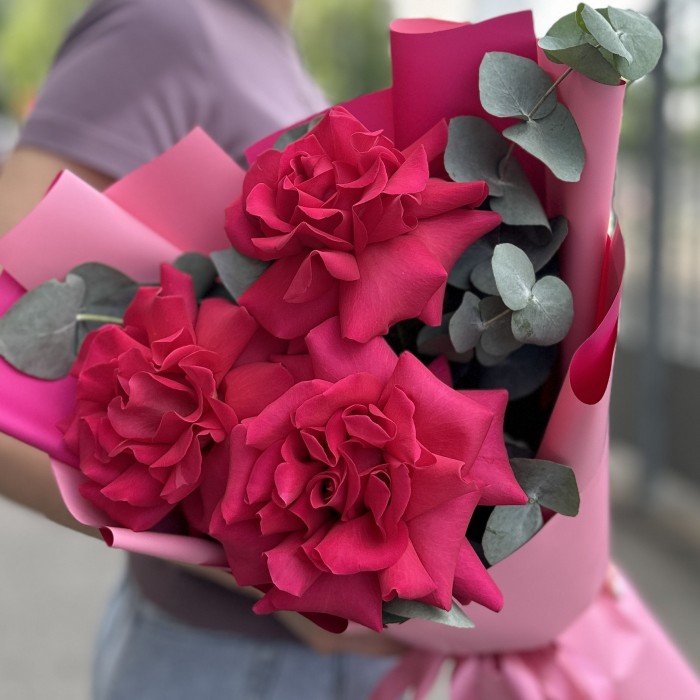 Букет из 3 пышных роз Пинк Флойд с эвкалиптом