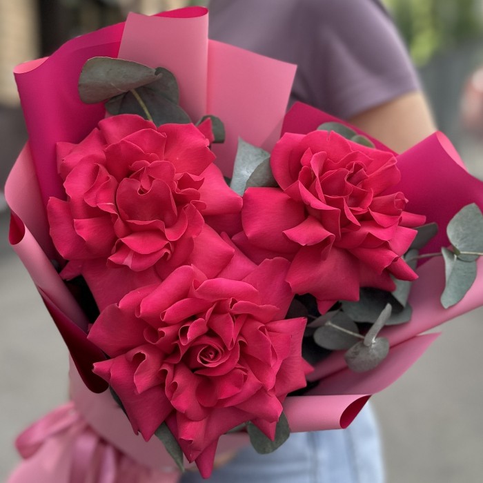 Букет из 3 пышных роз Пинк Флойд с эвкалиптом