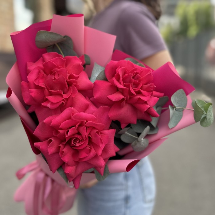 Букет из 3 пышных роз Пинк Флойд с эвкалиптом