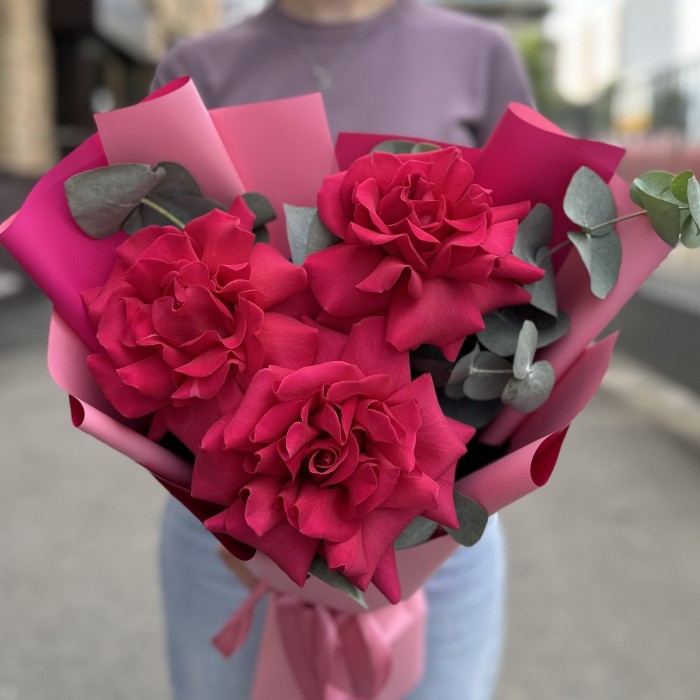 Букет из 3 пышных роз Пинк Флойд с эвкалиптом