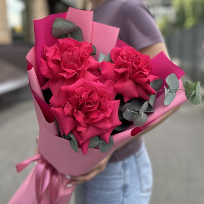 Букет из 3 пышных роз Пинк Флойд с эвкалиптом