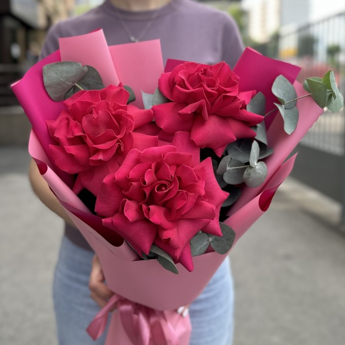 Букет из 3 пышных роз Пинк Флойд с эвкалиптом