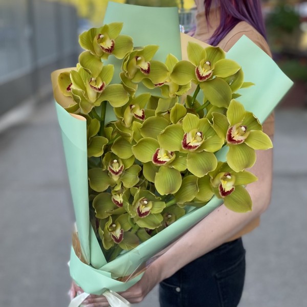 Букет из 3 веток зеленых орхидей Цимбидиум