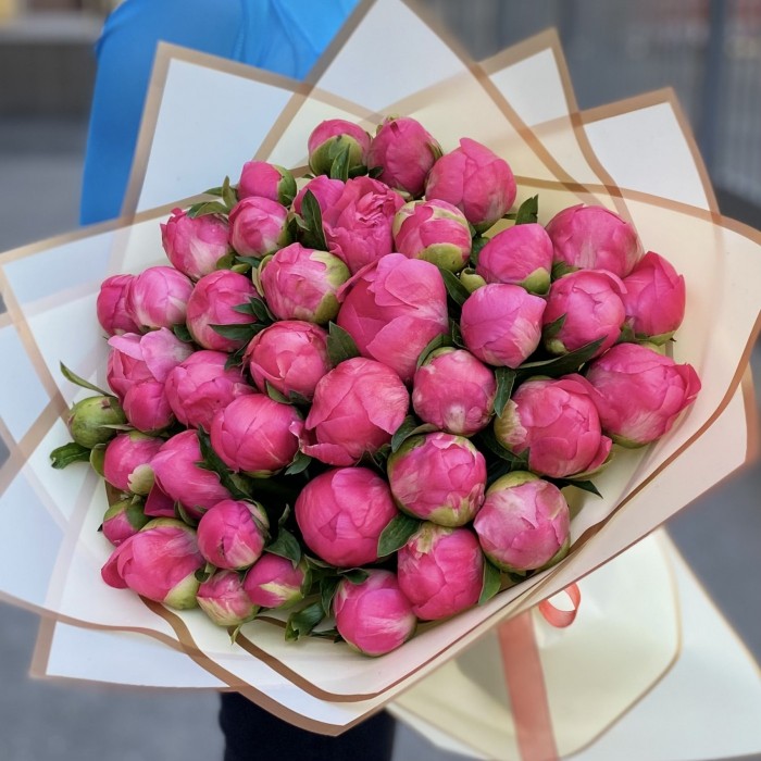 Букет из 41 кораллового пиона