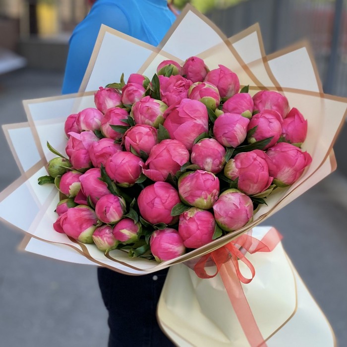Букет из 41 кораллового пиона