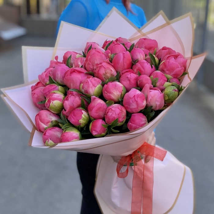 Букет из 45 коралловых пионов