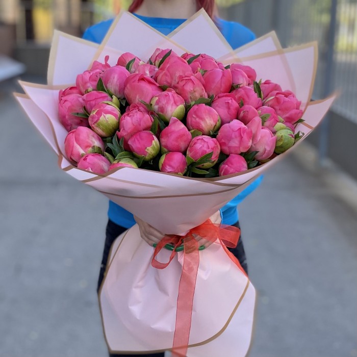 Букет из 45 коралловых пионов