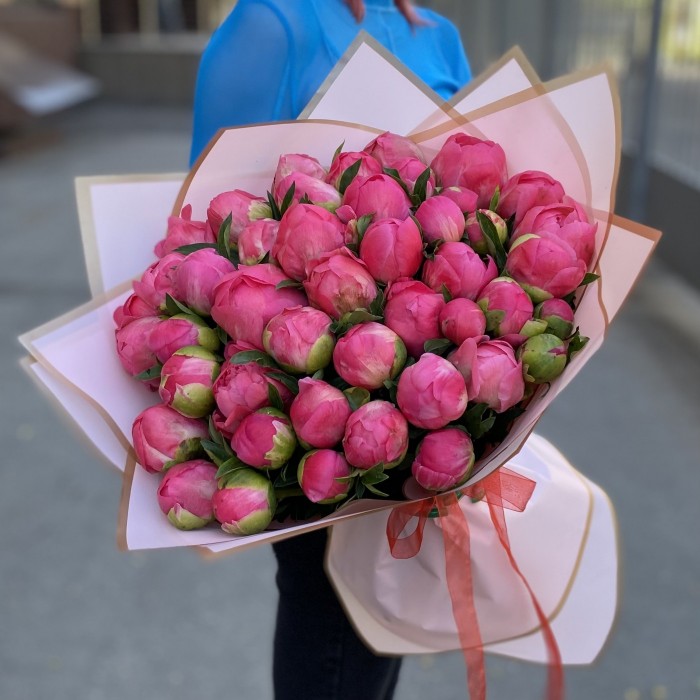 Букет из 45 коралловых пионов