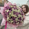 Букет из 51 белой и розовой хризантемы Сантини