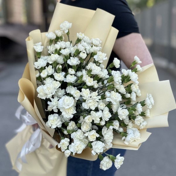 Букет из 51 белой кустовой гвоздики