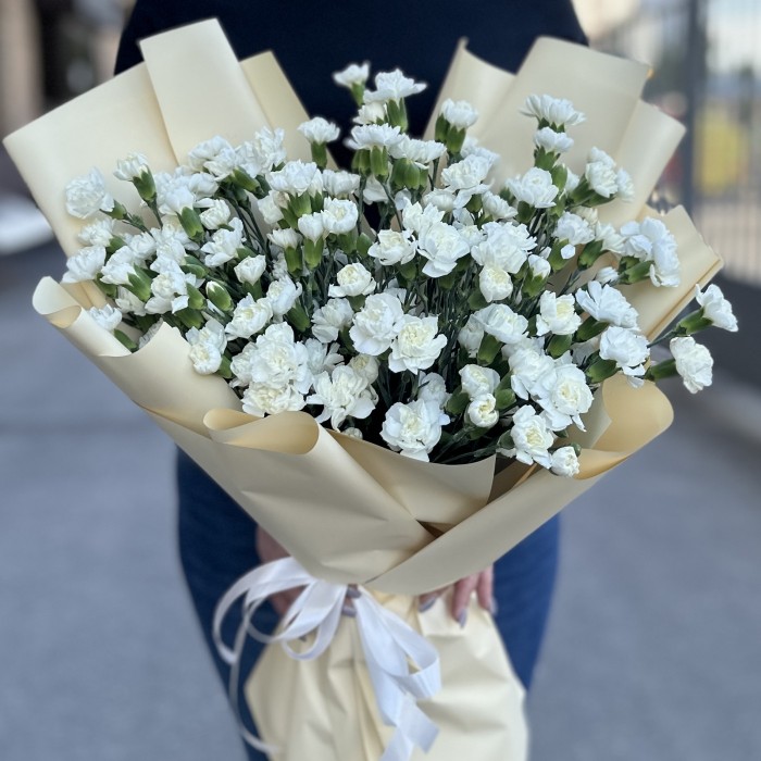 Букет из 51 белой кустовой гвоздики