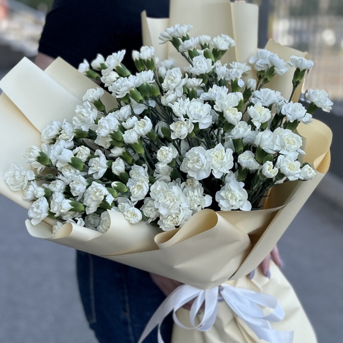 Букет из 51 белой кустовой гвоздики
