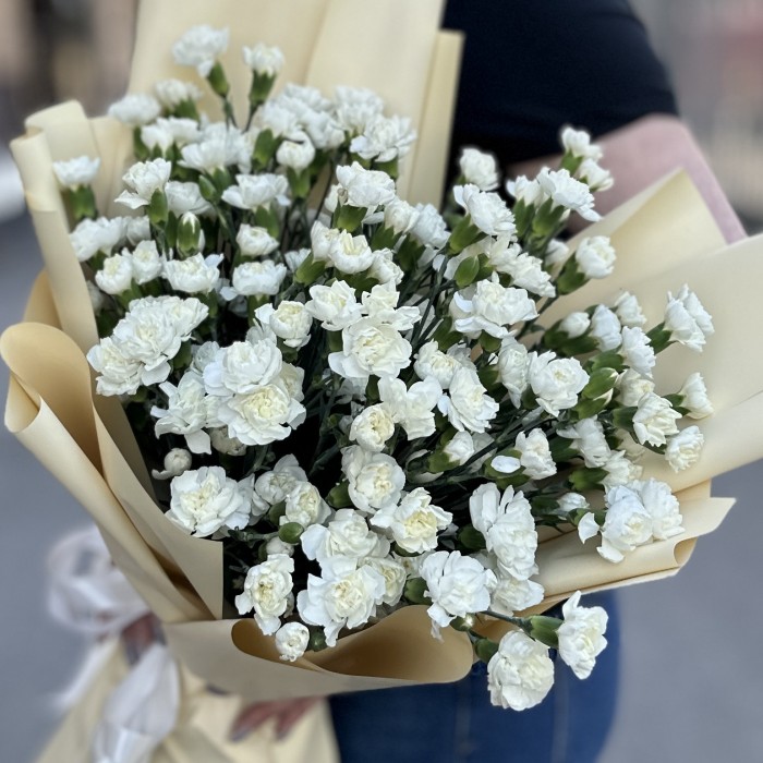 Букет из 51 белой кустовой гвоздики
