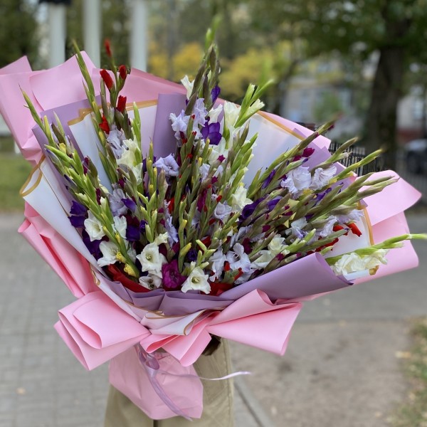 Большой букет из 51 гладиолуса Яркая радуга