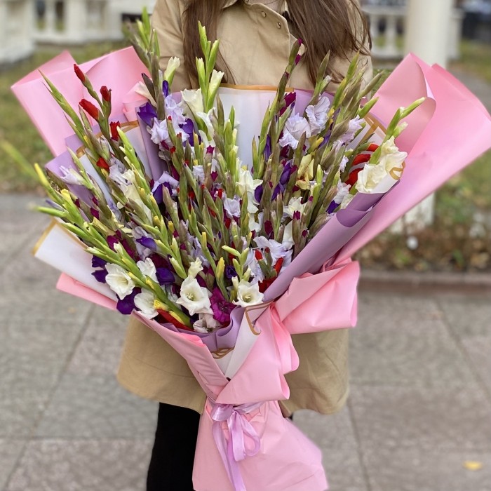 Большой букет из 51 гладиолуса Яркая радуга