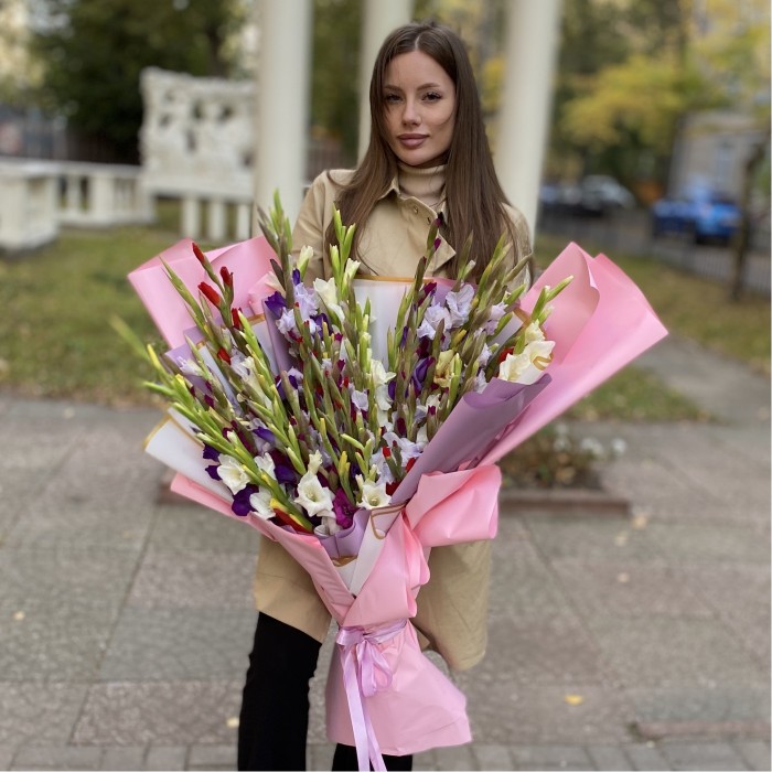 Большой букет из 51 гладиолуса Яркая радуга