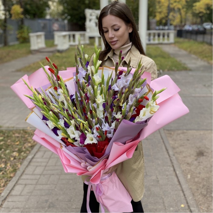 Большой букет из 51 гладиолуса Яркая радуга