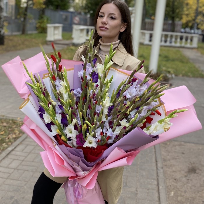 Большой букет из 51 гладиолуса Яркая радуга