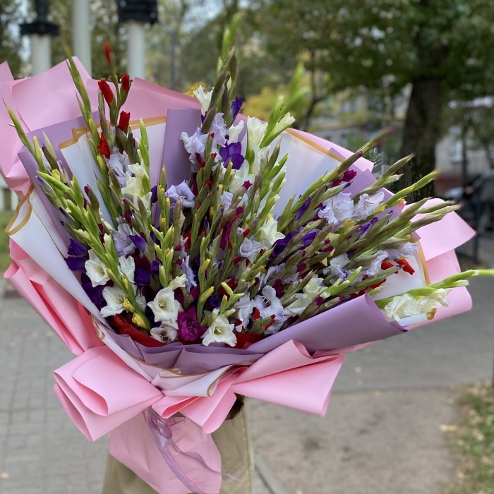 Большой букет из 51 гладиолуса Яркая радуга