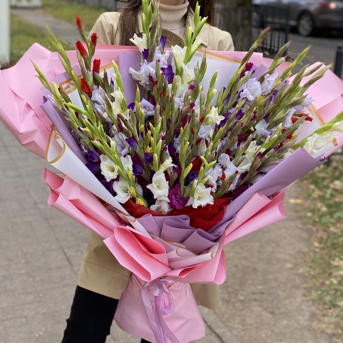 Большой букет из 51 гладиолуса Яркая радуга