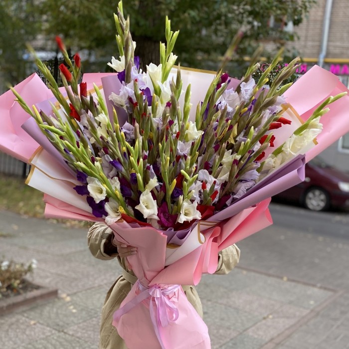 Большой букет из 51 гладиолуса Яркая радуга