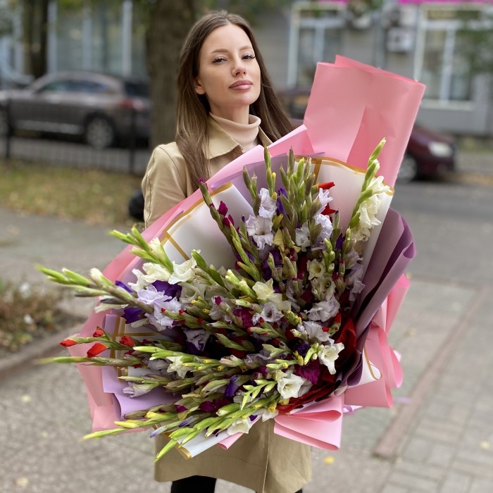 Большой букет из 51 гладиолуса Яркая радуга