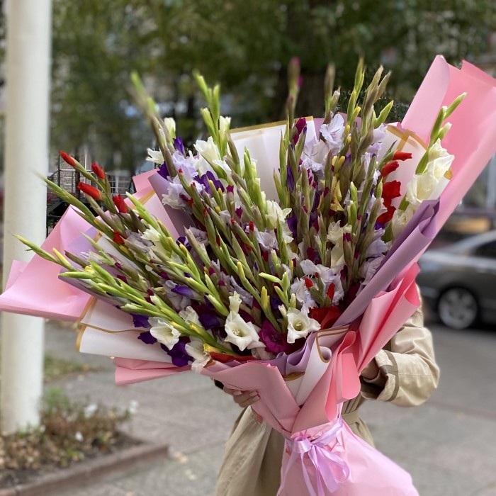 Большой букет из 51 гладиолуса Яркая радуга