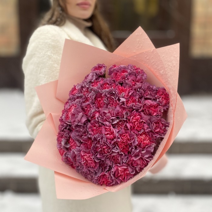 Букет из 51 гвоздики сорта Гипноз