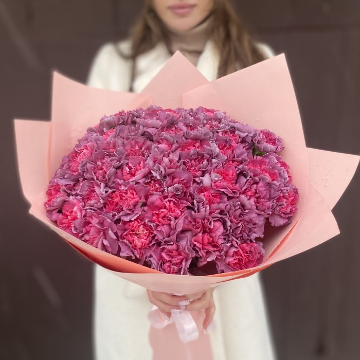 Букет из 51 гвоздики сорта Гипноз