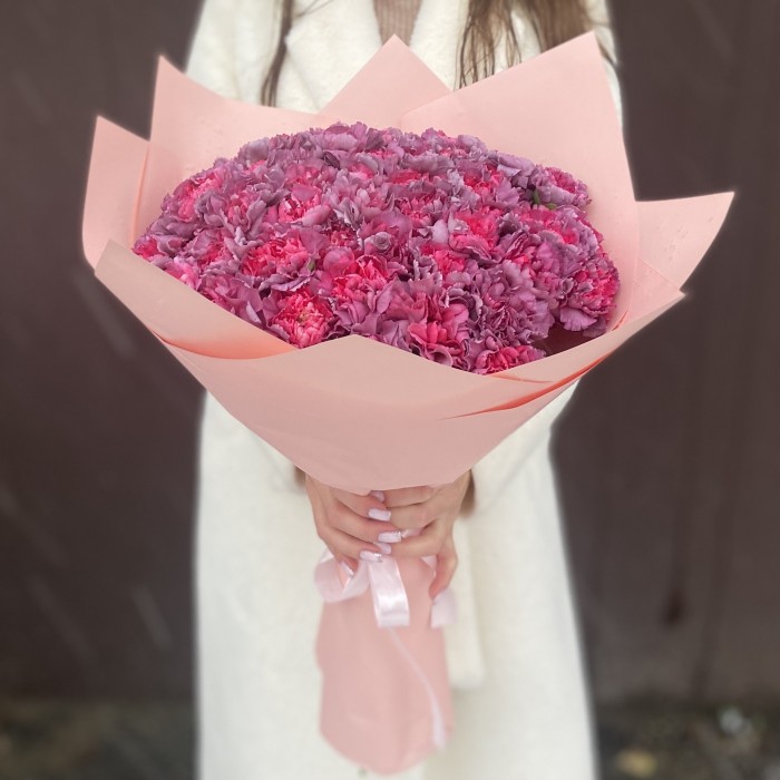 Букет из 51 гвоздики сорта Гипноз