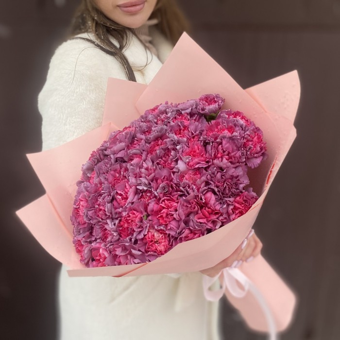 Букет из 51 гвоздики сорта Гипноз