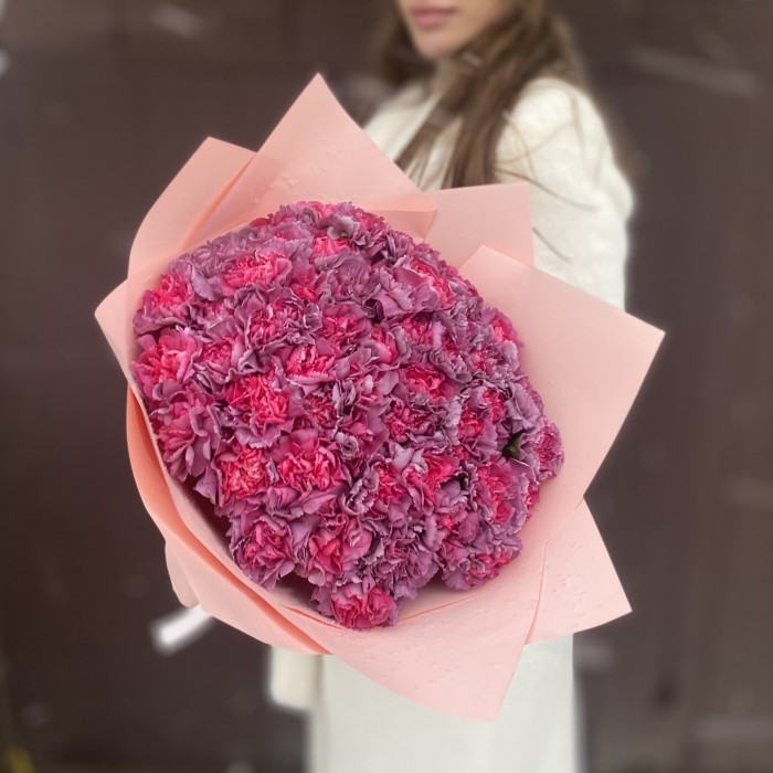 Букет из 51 гвоздики сорта Гипноз