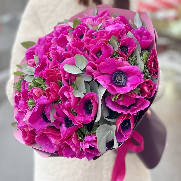 51 малиновый анемон с эвкалиптом