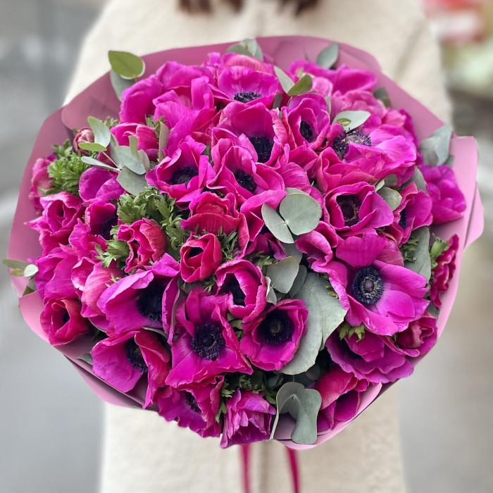 51 малиновый анемон с эвкалиптом