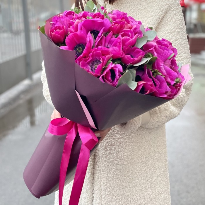 51 малиновый анемон с эвкалиптом