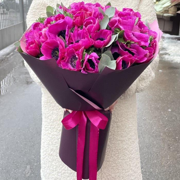 51 малиновый анемон с эвкалиптом