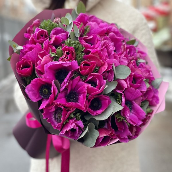 51 малиновый анемон с эвкалиптом