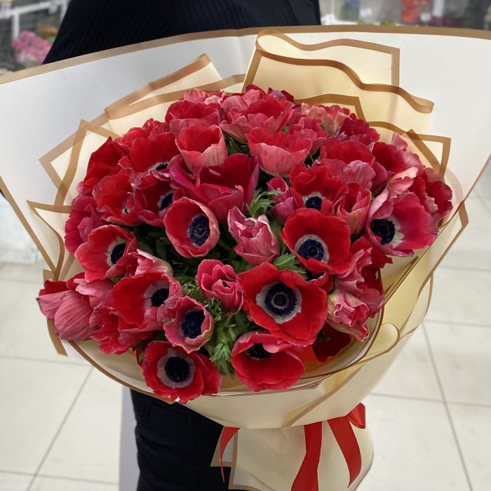 Букет из 51 красного анемона