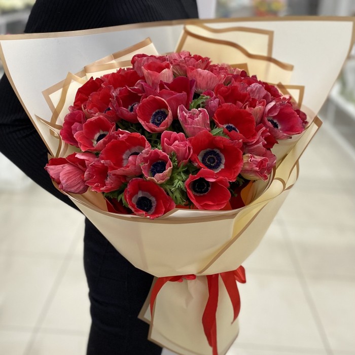 Букет из 51 красного анемона