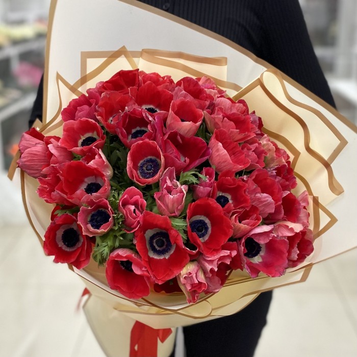 Букет из 51 красного анемона