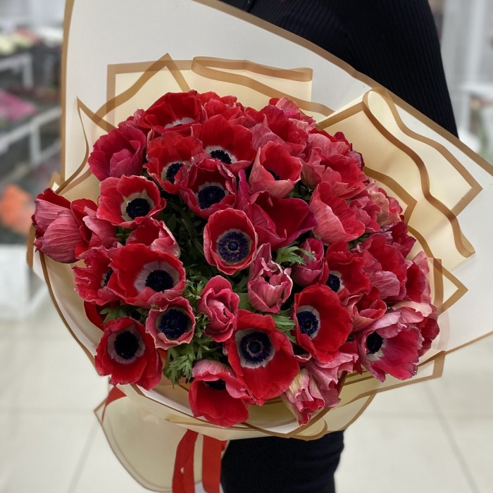 Букет из 51 красного анемона