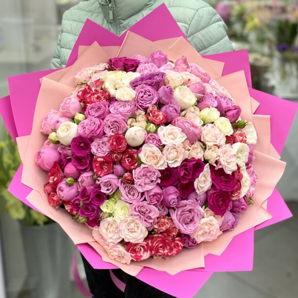 Букет из 51 кустовой розы Яркие мечты MIX