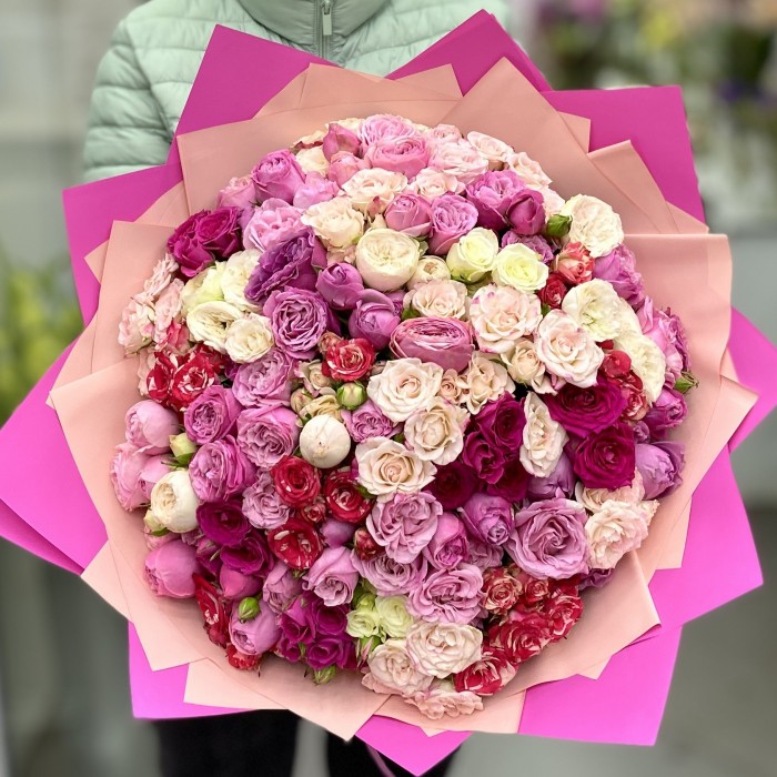 Букет из 51 кустовой розы Яркие мечты MIX