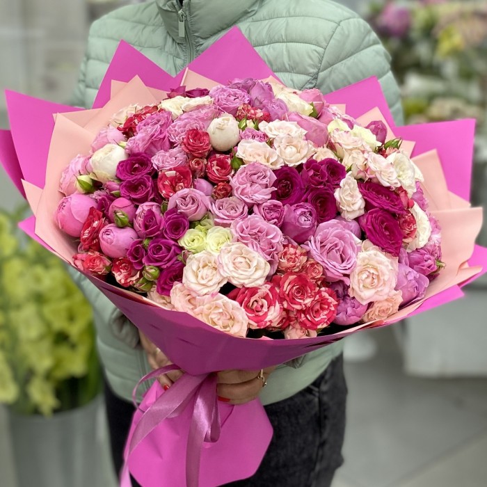 Букет из 51 кустовой розы Яркие мечты MIX
