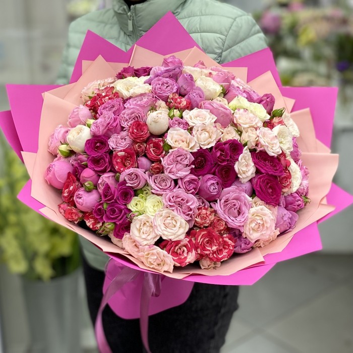 Букет из 51 кустовой розы Яркие мечты MIX