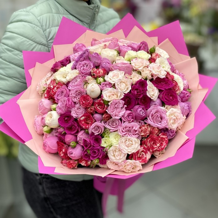Букет из 51 кустовой розы Яркие мечты MIX